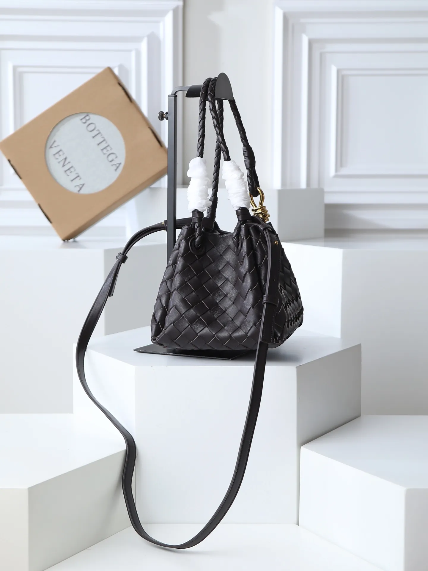 1250. Home B has a new product! Andiamo combines archive parachute handbags to inherit retro elements and integrate modern trends. The same style as Shu Qi's Night in Beijing. It is a continuation of the classic bag. It has three functions: hand carry, shoulder and cross-body. It is embellished with metal brass knot buckles. It is small and has an amazing capacity. It can easily hold all kinds of daily necessities with a box, sunglasses, small bottle, water powder, charger, and the upper body is versatile. Style number: 796569 Size: 21*17*16.5cm